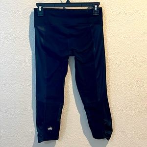 ALO yoga black capris